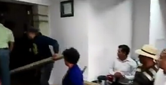 Pobladores causan destrozos en la alcaldía de Chiautempan